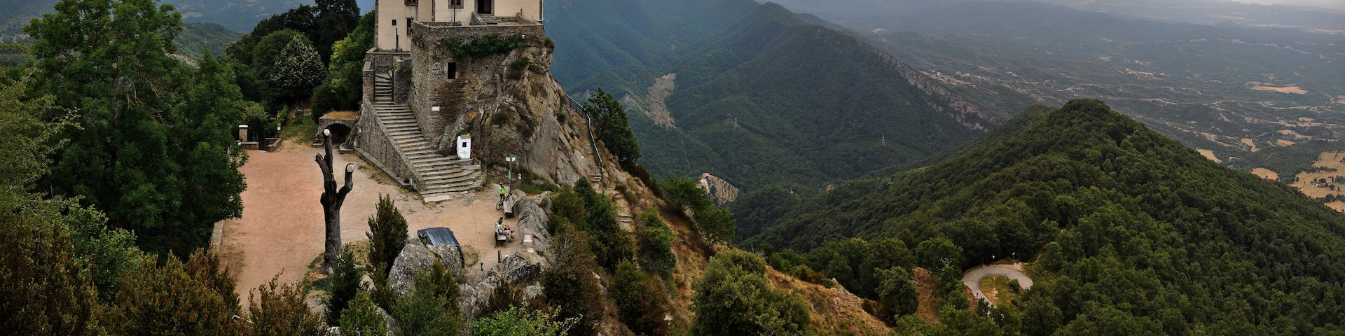 Vista panorámica del Santuario de Santa Maria de Bellmunt en el punto más alto de la Sierra de Bellmunt, Val del Ges , Cataluña
