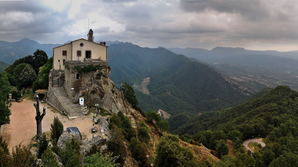 Vista panorámica del Santuario de Santa Maria de Bellmunt en el punto más alto de la Sierra de Bellmunt, Val del Ges , Cataluña