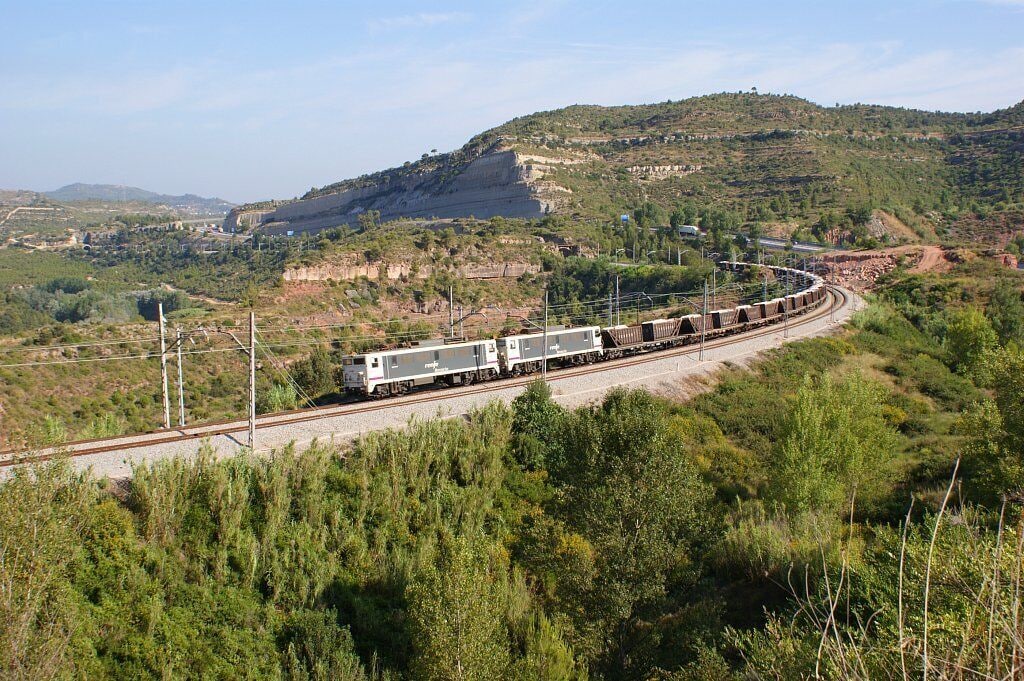 La 269.713 i la 269.703 proporcionen tracció al saler Manresa -> Flix al seu pas pel municipi de Castellbell i el Vilar. La 269.713 y la 269.703 proporcionan tracción al salero Manresa -> Flix a su paso por el municipio de Castellbell i el Vilar.