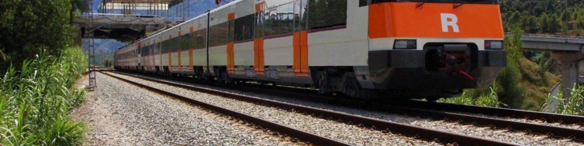 Unitat 447.075M amb el nou esquema de rodalies cobrint un servei de la R4 al seu pas per Castellbell i el Vilar. Unidad 447.075M con el nuevo esquema de cercanías cubriendo un servicio de la C4 a su paso por Castellbell i el Vilar.