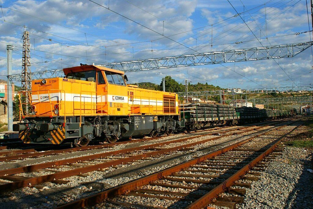 La Mak G 1700 de Comsa (Serie 317 de COMSA) descansant en la platja de vies de Sant Vicenç de Castellet.