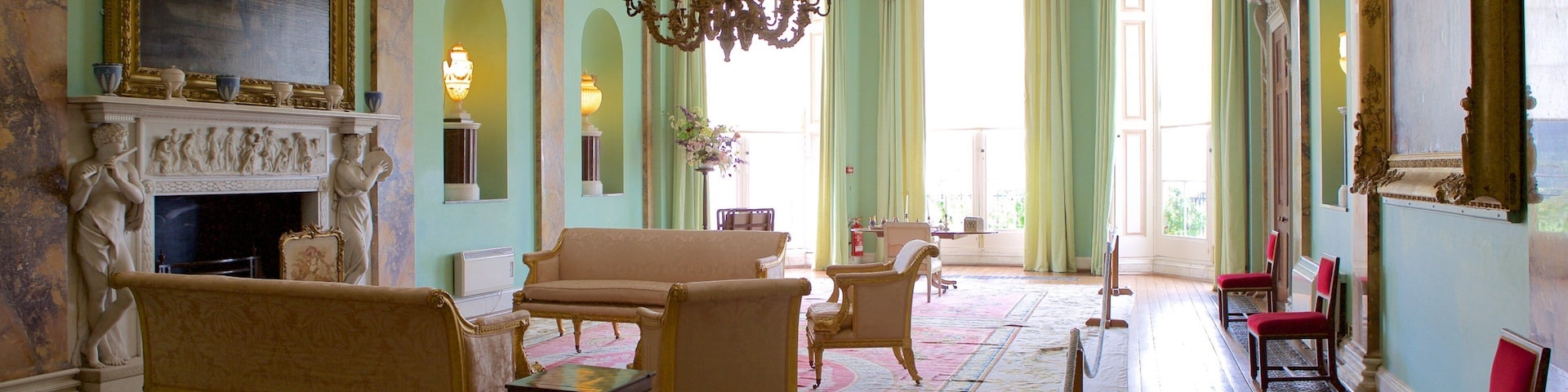 Castelo Powderham caracterizando vistas internas e um pequeno castelo ou palácio