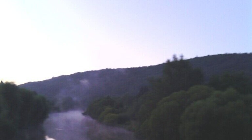 Foto der Altmühl von der Solnhofner Altmühlbrücke flussabwärts aufgenommen im Sommer 2015 früh morgens