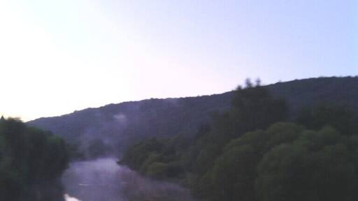 Foto der Altmühl von der Solnhofner Altmühlbrücke flussabwärts aufgenommen im Sommer 2015 früh morgens