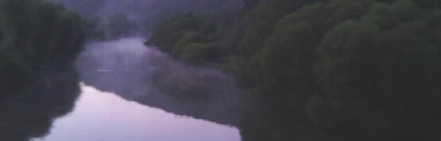 Foto der Altmühl von der Solnhofner Altmühlbrücke flussabwärts aufgenommen im Sommer 2015 früh morgens