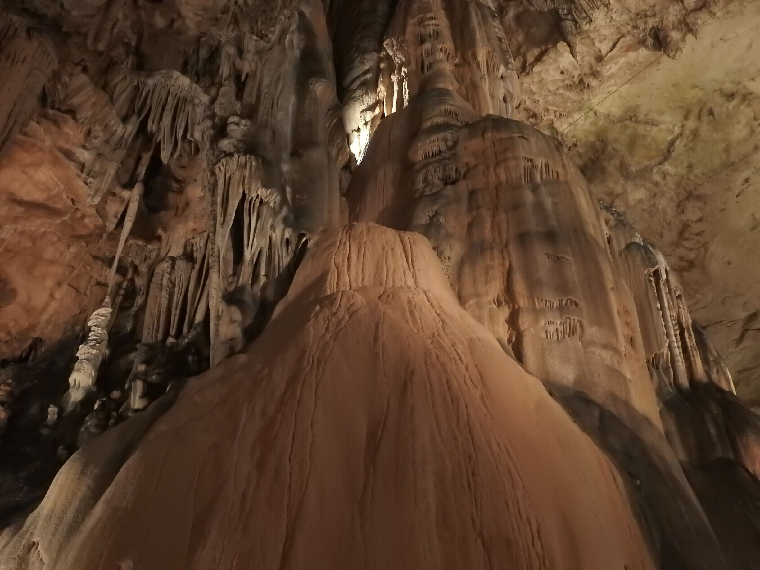 A true cathedral ... Stalactites rising about 1 cm per century ..

Une vrai cathédrale...Des stalactites montantes d'environ 1 cm par siècle...