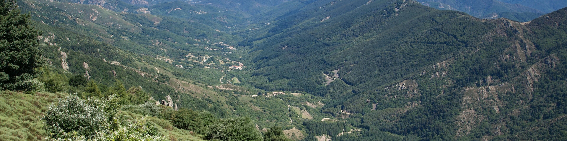Vallée cévenole au pied des monts du Tanargue dans l'Ardèche