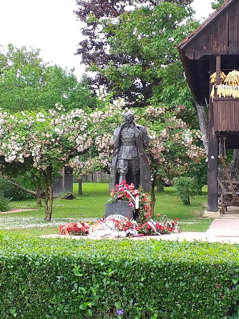 Spomenik mar šalu Titu