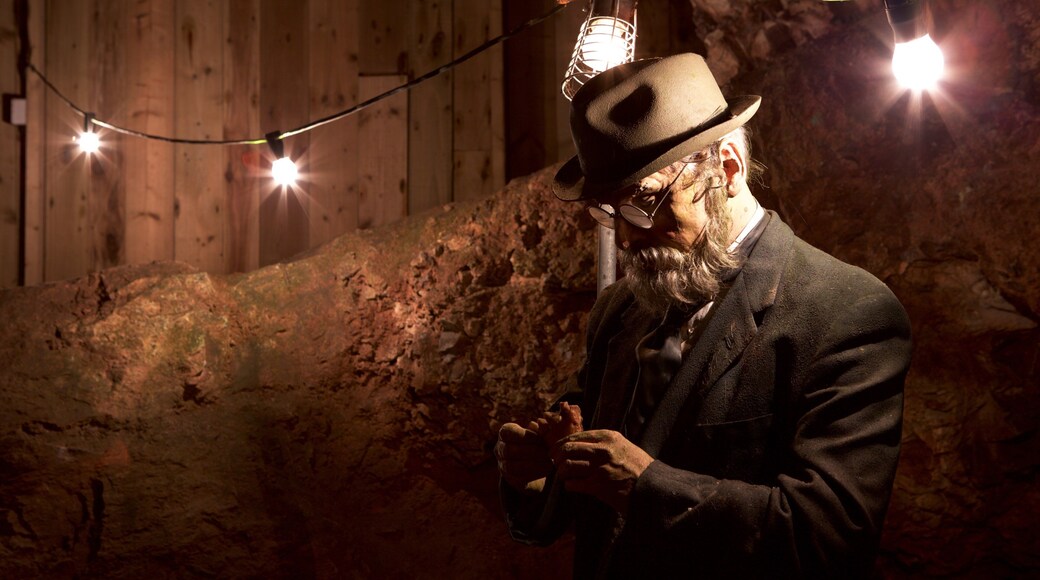 켄츠 케번 선사 동굴 을 특징 실내 전경 뿐만 아니라 남자