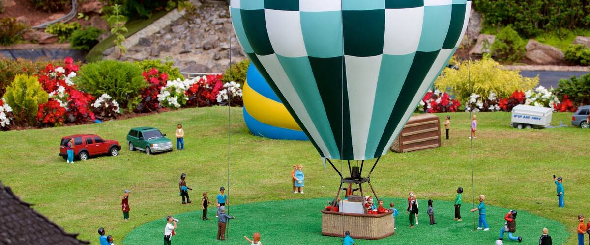 Babbacombe Model Village and Gardens showing outdoor art, a small town or village and a garden