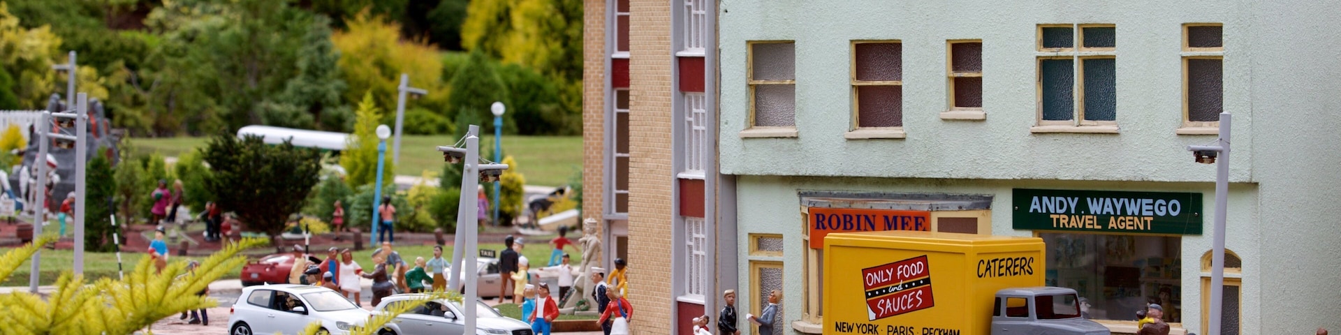 Babbacombe modellandsby og -hager som inkluderer utendørs kunst, park og liten by eller landsby