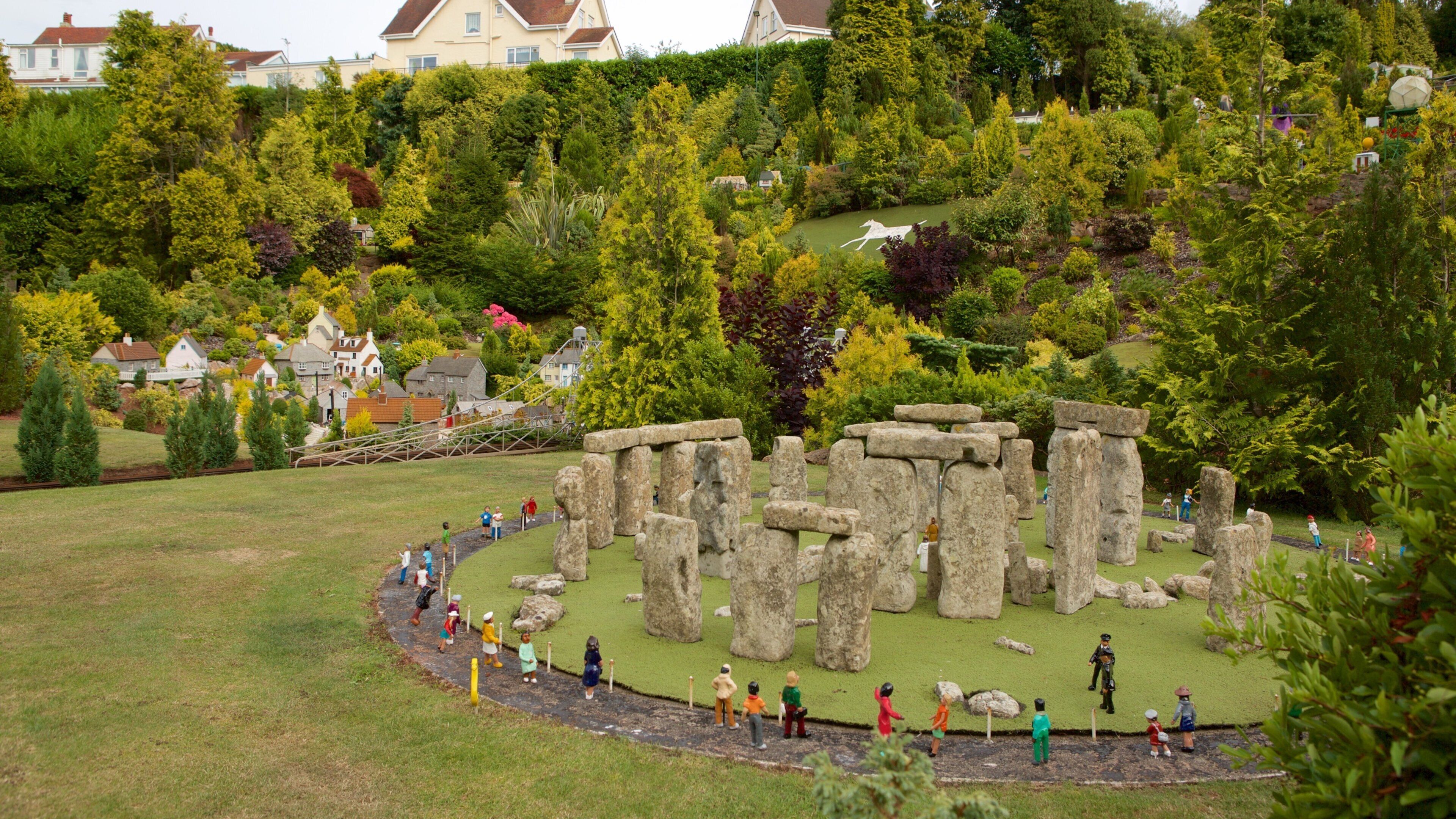 Babbacombe Model Village and Gardens presenterar utomhuskonst, en liten stad eller by och en park