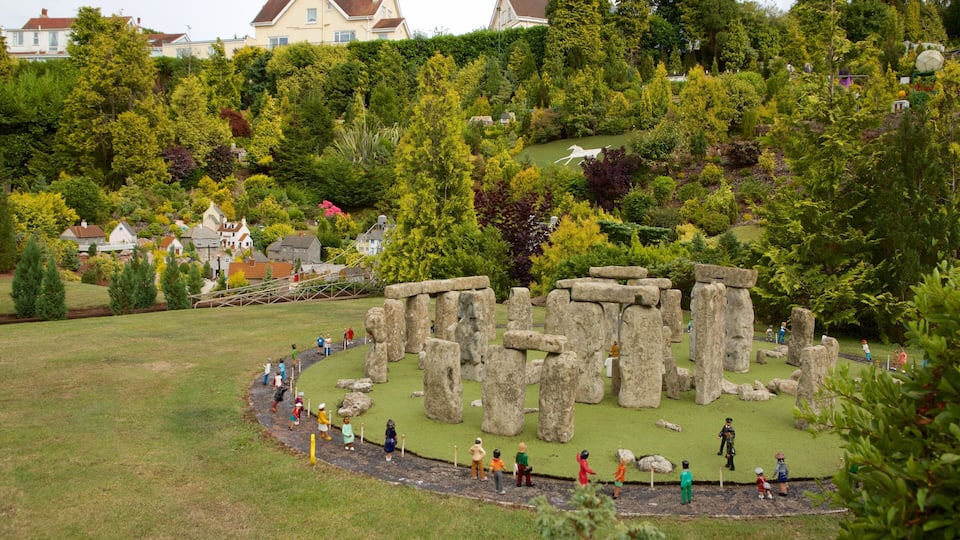 Babbacombe Model Village and Gardens caracterizando um jardim, uma cidade pequena ou vila e arte ao ar livre