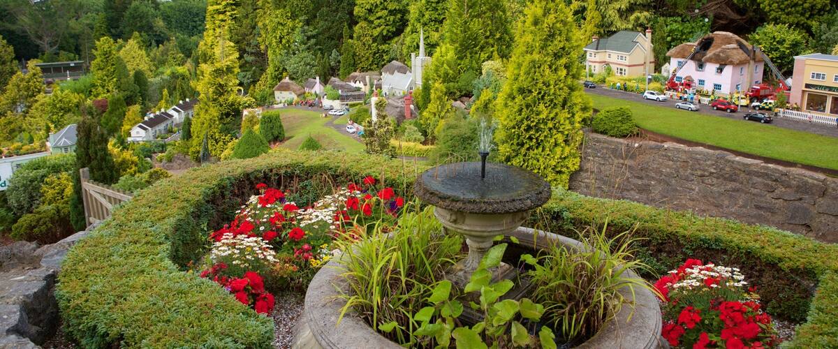 Babbacombe Model Village and Gardens ofreciendo flores y un parque