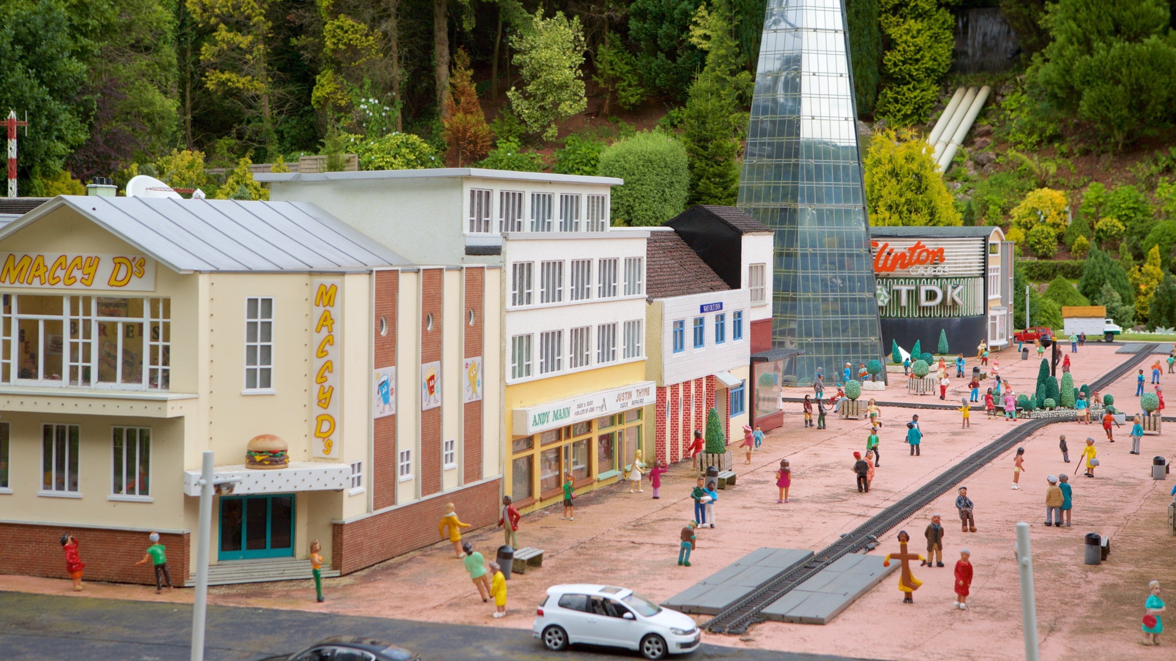 Una ciudad en miniatura con edificios como los de Maccy D's y Andy Mann's, una vía de tren y un gran edificio de cristal.