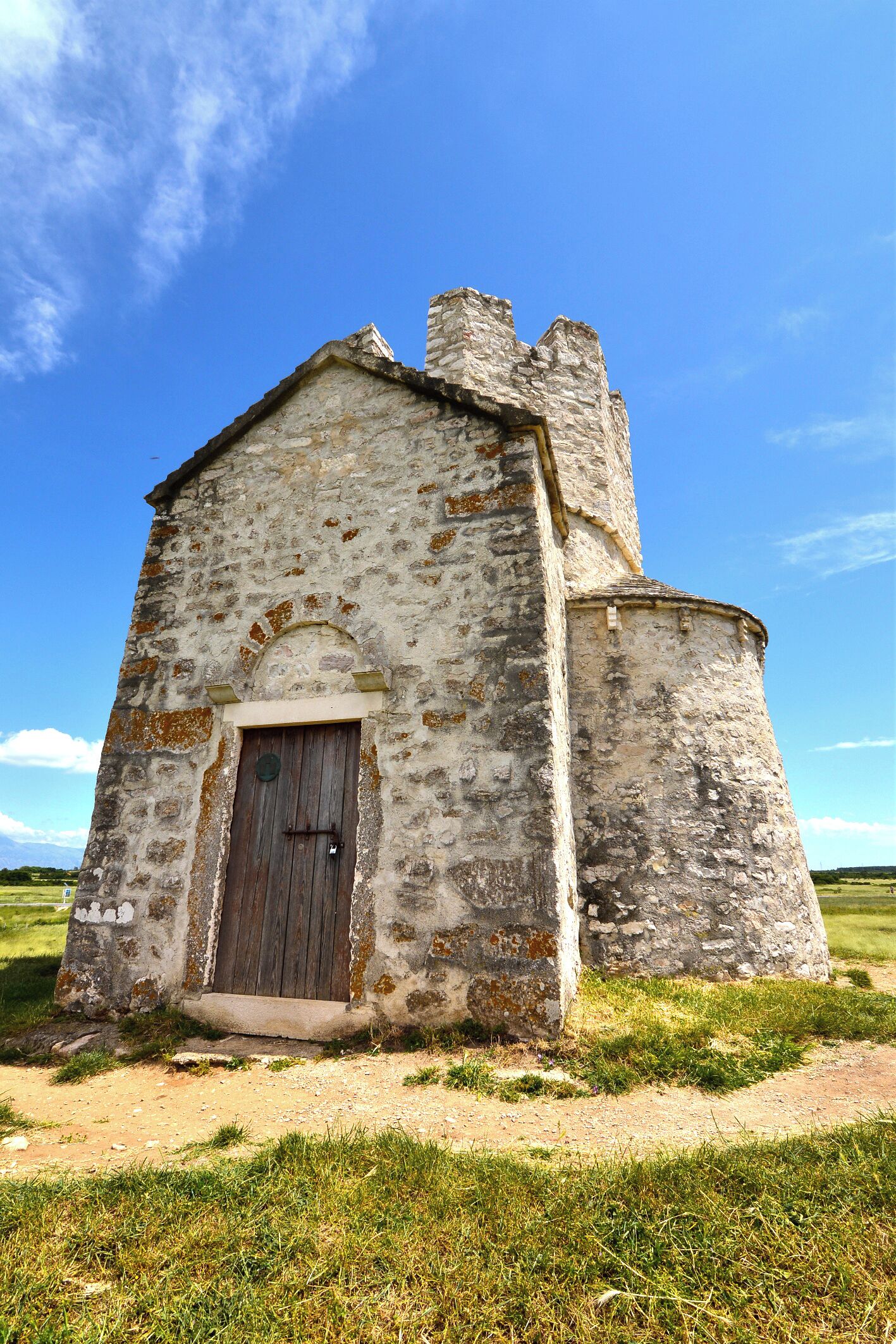 Lušna kapelca malce izven mesta Nin. Definitivno se spača zapeljat teh par minut in pofotografirat to lepotičko ... :)


#Croatia #Nin #Dalmatia #Balkan #roadtrip  #jadran #sea 
