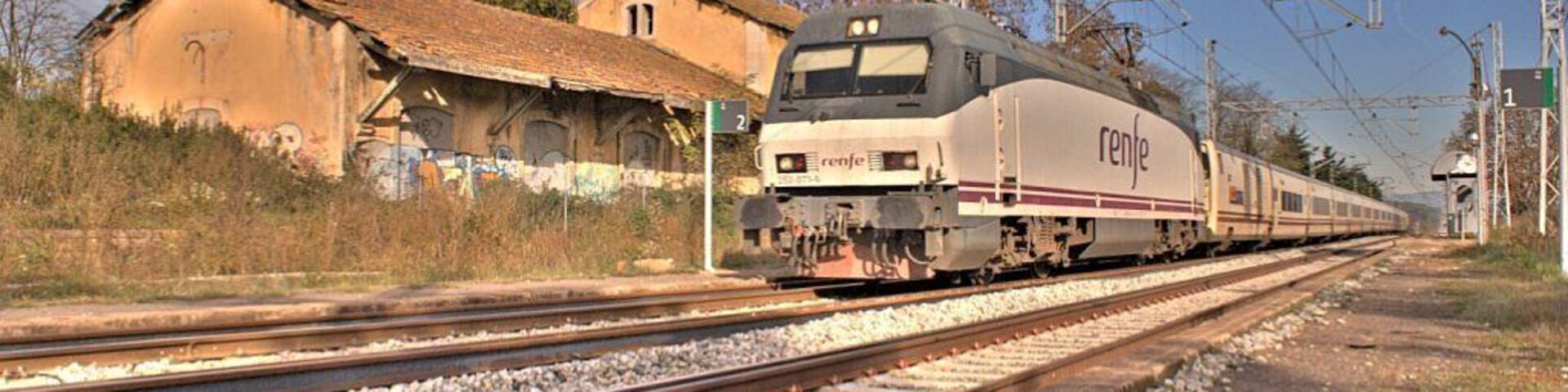 El TH Joan Miró amb la branca 6C4 i amb la 252.071 passant a bon ritme per l'estació de Sant Jordi Desvalls. Foto en format HDR, l'original la podeu veure aquí. El TH Joan Miró con la rama 6C4 y la 252.071 pasando a buen ritmo por la estación de Sant Jordi Desvalls. Foto en formato HDR, la original la podéis ver aquí.