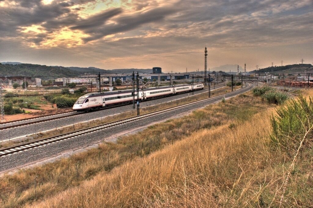 Una estona abans de que sortís el ECR de Can Tunis, tant José Luis com jo ens vam dedicar a fer fotos a tot allò que pasava per la LAV, en aquest cas un automotor S104 fent el servei Avant 08186 Barcelona-Sants -> Lleida al seu pas per El Papiol. Un rato antes que saliera el ECR de Can Tunis, tanto José Luis como yo nos dedicamos a hacer fotos a todo aquello que pasaba por la LAV, en este caso un automotor S104 haciendo el servicio Avant 08186 Barrcelona-Sants -> Lleida a su paso por El Papiol.