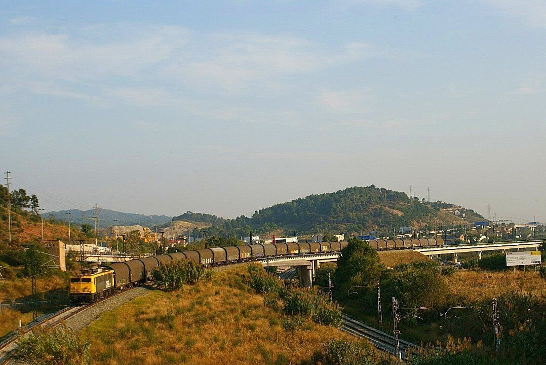 La 269.962 (ho miris com ho miris es la 269.962) amb un bobiner considerable sortint pel ramal de Can Tunis al seu pas per El Papiol. La 269.962 (lo mires como lo mires es la 269.962) con un bobinero considerable saliendo por el ramal de Can Tunis a su paso por El Papiol.