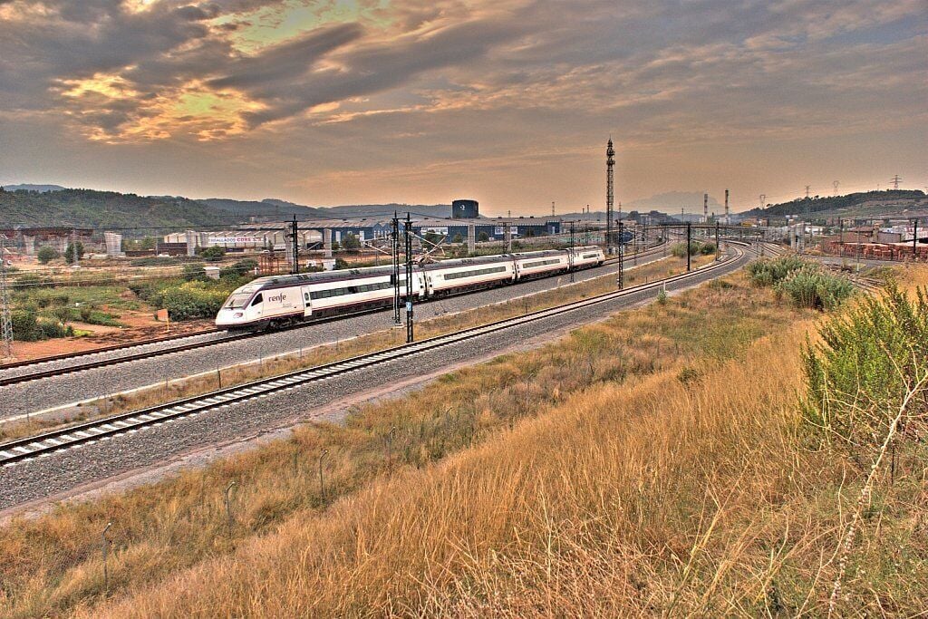 Un automotor S104 fent el servei Avant 08186 Barcelona-Sants -> Lleida al seu pas per El Papiol. La foto original la podeu veure aquí. Un automotor S104 haciendo el servicio Avant 08186 Barrcelona-Sants -> Lleida a su paso por El Papiol. La foto original la podéis ver aquí.