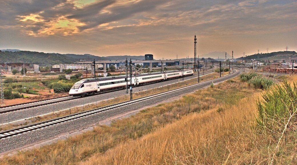 Un automotor S104 fent el servei Avant 08186 Barcelona-Sants -> Lleida al seu pas per El Papiol. La foto original la podeu veure aquĂ. Un automotor S104 haciendo el servicio Avant 08186 Barrcelona-Sants -> Lleida a su paso por El Papiol. La foto original la podĂ©is ver aquĂ.