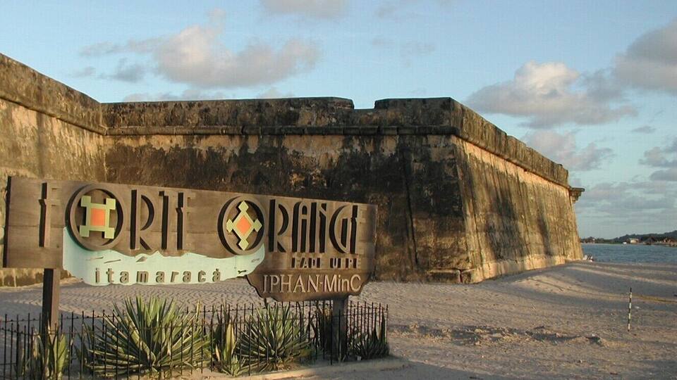 #Pernambuco #Brasil #Brazil #Fort
The Fort of Santa Cruz de Itamaracá, better known as Forte Orange, is located on the island of Itamaracá on the northern coast of the state of Pernambuco, Brazil. It was built in taipa by the Dutch in 1631. In 1654, with the defeat of the Dutch, it was in ruins. Later, in 1696, it was rebuilt by the Portuguese, in stone. The old Flemish symbols were exchanged for the arms of the Kingdom of Portugal which are engraved on the gate. Today, the space is occupied by a museum with archaeological fragments found in excavations and panels with reproductions of maps of the time.
O Forte de Santa Cruz de Itamaracá, mais conhecido como Forte Orange, localiza-se na ilha de Itamaracá no litoral norte do estado de Pernambuco, no Brasil. Foi construído, em taipa, pelos holandeses em 1631. Em 1654, com a derrota dos holandeses, ficou em ruinas. Mais tarde, em 1696, foi reconstruído pelos portugueses, em pedra. Os antigos símbolos flamengos foram trocados pelas armas do Reino de Portugal que estão gravadas sobre o portão. Hoje, o espaço é ocupado por um museu com fragmentos arqueológicos encontrados em escavações e painéis com reproduções de mapas da época.