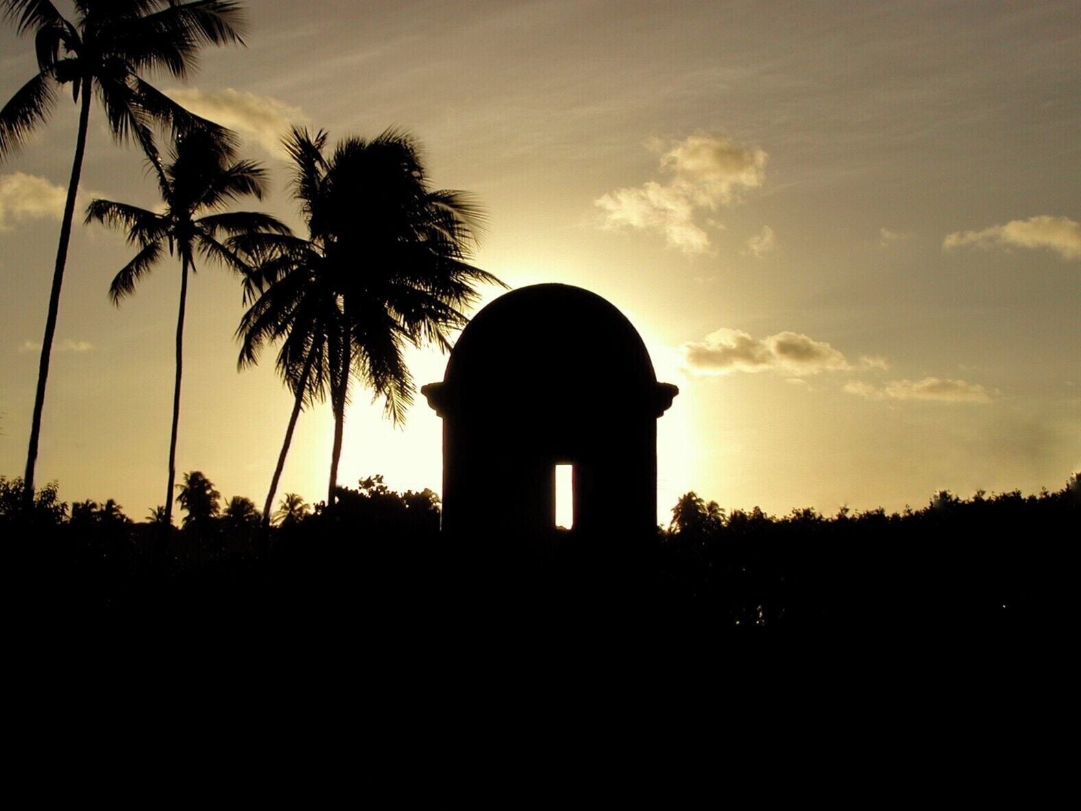 #Pernambuco #Brasil #Brazil #Fort

The Fort of Santa Cruz de Itamaracá, better known as Forte Orange, is located on the island of Itamaracá on the northern coast of the state of Pernambuco, Brazil. It was built in taipa by the Dutch in 1631. In 1654, with the defeat of the Dutch, it was in ruins. Later, in 1696, it was rebuilt by the Portuguese, in stone. The old Flemish symbols were exchanged for the arms of the Kingdom of Portugal which are engraved on the gate. Today, the space is occupied by a museum with archaeological fragments found in excavations and panels with reproductions of maps of the time.

O Forte de Santa Cruz de Itamaracá, mais conhecido como Forte Orange, localiza-se na ilha de Itamaracá no  litoral norte do estado de Pernambuco, no Brasil. Foi construído, em taipa, pelos holandeses em 1631. Em 1654, com a derrota dos holandeses, ficou em ruinas. Mais tarde, em 1696, foi reconstruído pelos portugueses, em pedra. Os antigos símbolos flamengos foram trocados pelas armas do Reino de Portugal que estão gravadas sobre o portão. Hoje, o espaço é ocupado por um museu com fragmentos arqueológicos encontrados em escavações e painéis com reproduções de mapas da época.
