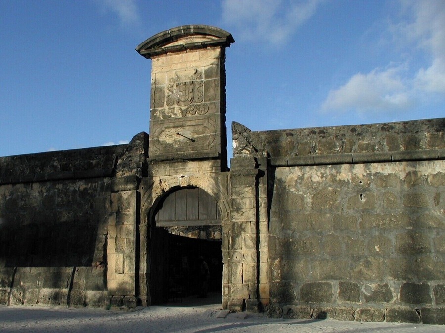 #Pernambuco #Brasil #Brazil #Fort
The Fort of Santa Cruz de Itamaracá, better known as Forte Orange, is located on the island of Itamaracá on the northern coast of the state of Pernambuco, Brazil. It was built in taipa by the Dutch in 1631. In 1654, with the defeat of the Dutch, it was in ruins. Later, in 1696, it was rebuilt by the Portuguese, in stone. The old Flemish symbols were exchanged for the arms of the Kingdom of Portugal which are engraved on the gate. Today, the space is occupied by a museum with archaeological fragments found in excavations and panels with reproductions of maps of the time.
O Forte de Santa Cruz de Itamaracá, mais conhecido como Forte Orange, localiza-se na ilha de Itamaracá no litoral norte do estado de Pernambuco, no Brasil. Foi construído, em taipa, pelos holandeses em 1631. Em 1654, com a derrota dos holandeses, ficou em ruinas. Mais tarde, em 1696, foi reconstruído pelos portugueses, em pedra. Os antigos símbolos flamengos foram trocados pelas armas do Reino de Portugal que estão gravadas sobre o portão. Hoje, o espaço é ocupado por um museu com fragmentos arqueológicos encontrados em escavações e painéis com reproduções de mapas da época.
