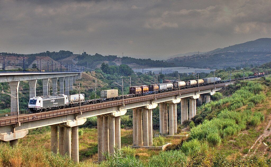 La 253.024 amb el TECO Barcelona-Morrot -> Constantí, al seu pas per Sant Sadurní d'Anoia, en format HDR, la original la podeu trobar aquí. La 253.024 con el TECO Barcelona-Morrot -> Constantí, a su paso por "Sant Sadurní d'Anoia, en formato HDR, la original la podéis encontrar aquí.
