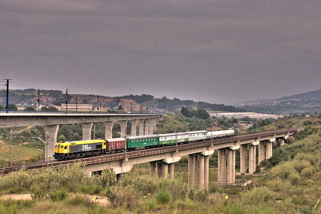 La 319.212 amb el herbicida nº4 Montcada Bifurcació -> Tardienta en format HDR. La 319.212 con el herbicida nº4 Montcada Bifurcació -> Tardienta en formato HDR.