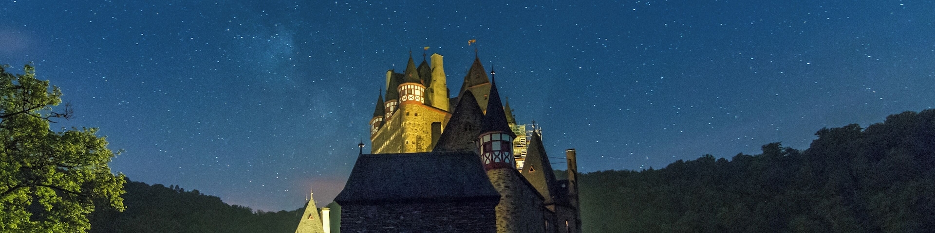 When we arrived at The Parking we wanted to sleep first but eventually we went down to the castle!
I want to travel, learn from photographers who inspired me (yeah you brendan), After 1 year of doing photography i REALLY want to learn more and take it more serious.
#BvSBLUE #germany #BurgEtlz #nightphotography