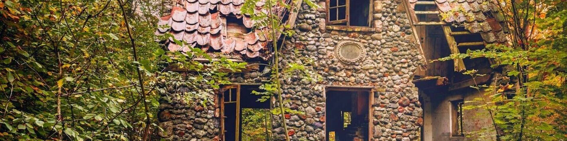 Flintholm - A Very interesting abandoned old house in the middle of a forest. Close to the airport and pretty easy to find if you follow Google Maps.
Lokation: Kolind, Aarhus, Denmark