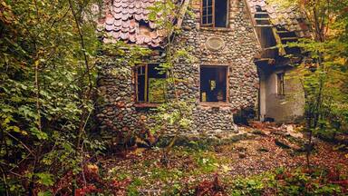 Flintholm - A Very interesting abandoned old house in the middle of a forest. Close to the airport and pretty easy to find if you follow Google Maps.
Lokation: Kolind, Aarhus, Denmark