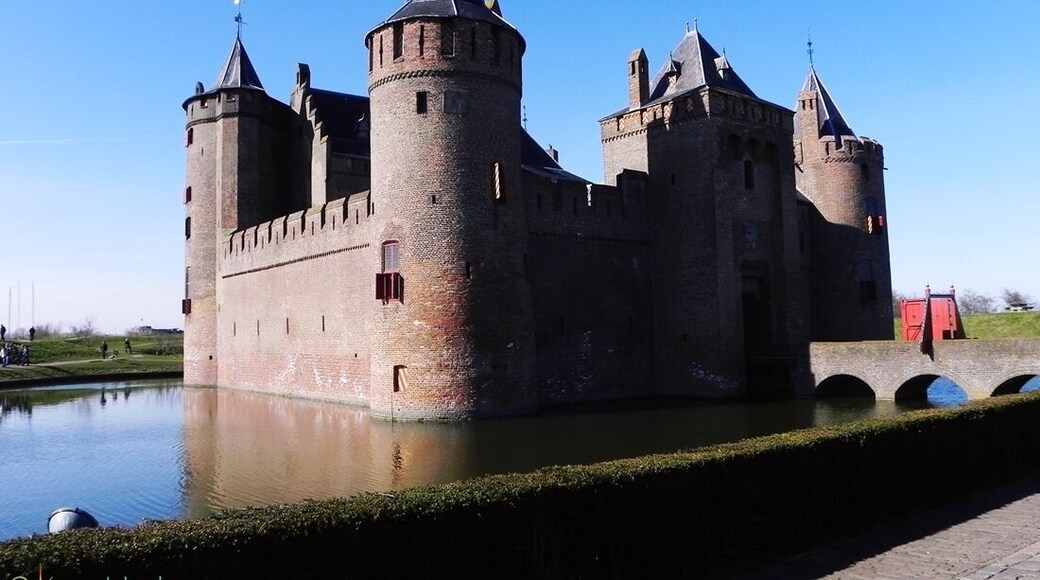 Impressive castle in the lovely small town of Muiden in the Netherlands - http://wp.me/p1hz24-1aN