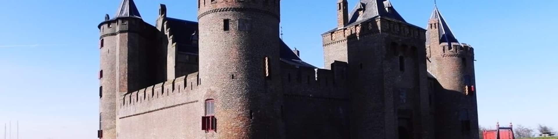 Impressive castle in the lovely small town of Muiden in the Netherlands - http://wp.me/p1hz24-1aN