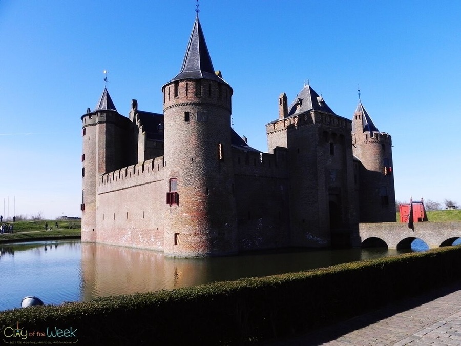 Impressive castle in the lovely small town of Muiden in the Netherlands - http://wp.me/p1hz24-1aN