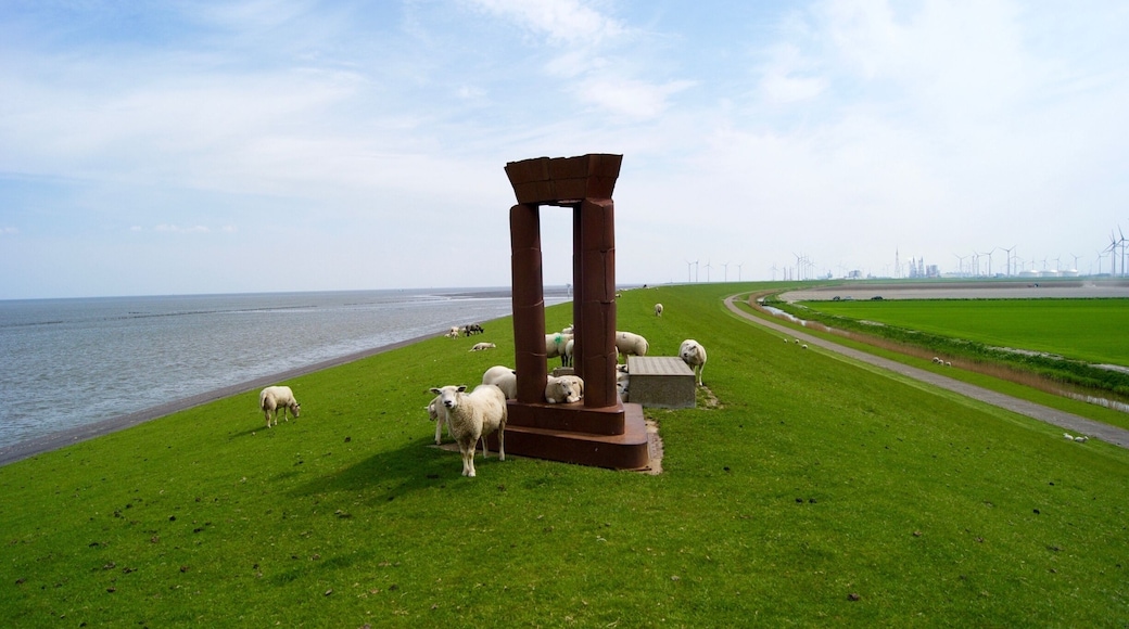Uithuizen, Poort Kaap Noord.
De Nederlandse Noordkaap
EEMSHAVEN - Een wandeling naar het noordelijkste puntje van ons vasteland eindigt op de dijk van de Emmapolder, ten noorden van Uithuizermeeden. Het uiterste puntje -verder wandelen gaat echt niet tenzij je het Wad op gaat- wordt gemarkeerd door Poort Kaap Noord een eenzaam kunstwerk op de dijk. Want behalve een enkel schaap en een windmolen vind je hier aan de Noordkaap alleen maar leegte, lucht en water.
De Nederlandse Noordkaap in Groningen
Eenzaam op de dijk: Hemelpoort
Het kunstwerk op de waddenzeedijk, 'De Hemelpoort' genaamd, is gemaakt door kunstenaar René de Boer uit het Groningse Usquert. De poort is van staal en is ca. 2,5 meter hoog.
Vanaf de dijk heb je een mooi vrij uitzicht over het water en de oneindige hemel boven het Wad.
#architecture