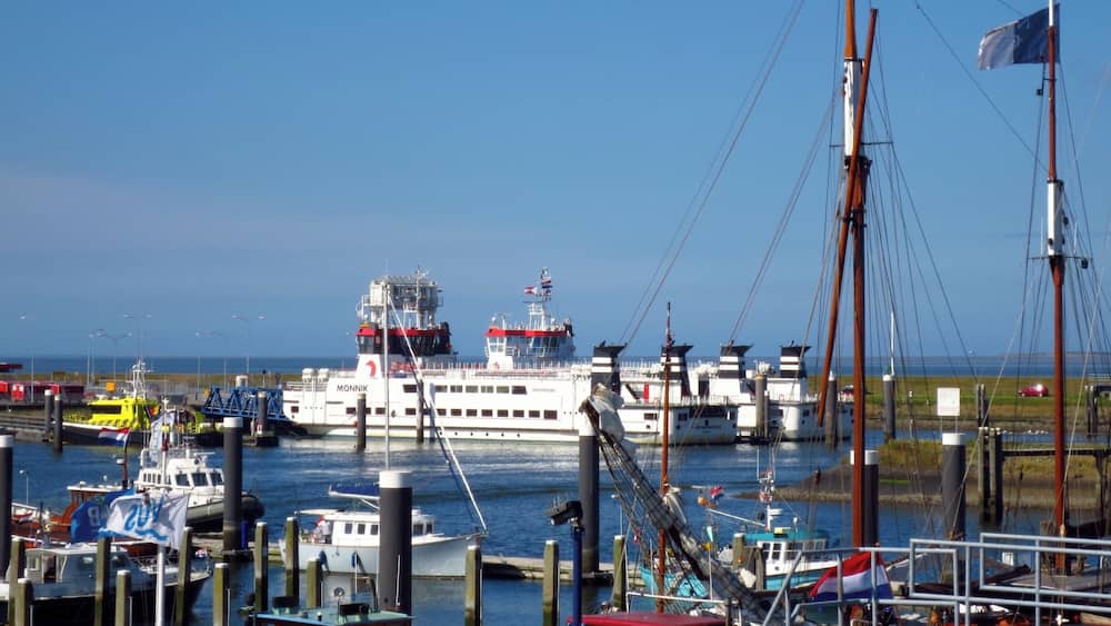 De Monnik en de Rottum, Passagiersschepen naar Schiermonnikoog in de haven van Lauwersoog.