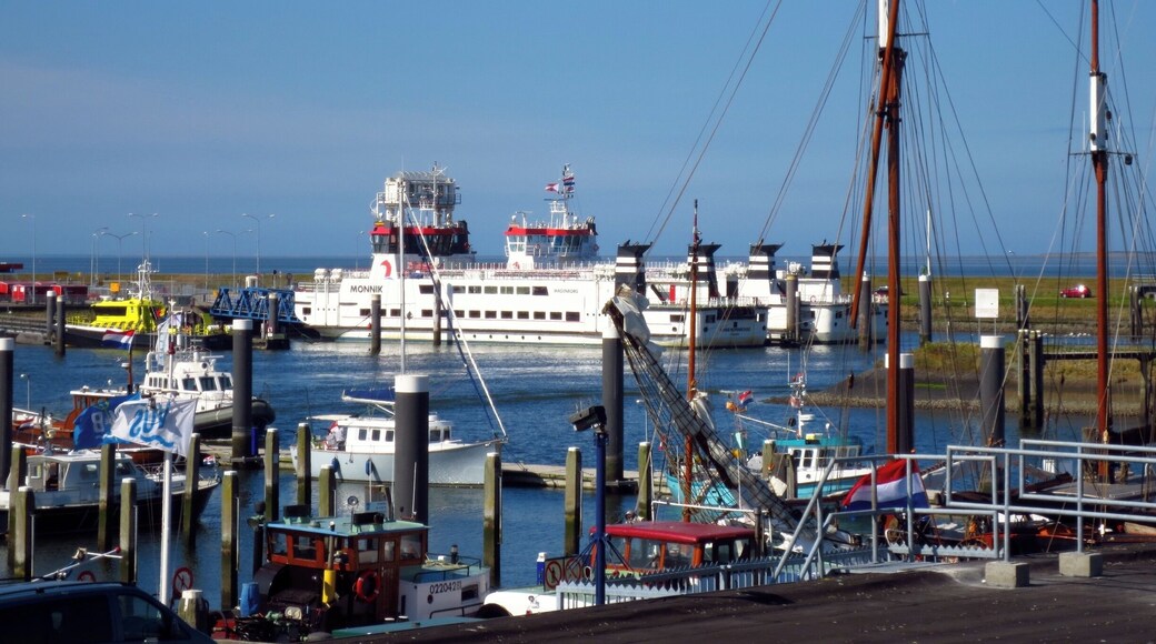 De Monnik en de Rottum, Passagiersschepen naar Schiermonnikoog in de haven van Lauwersoog.