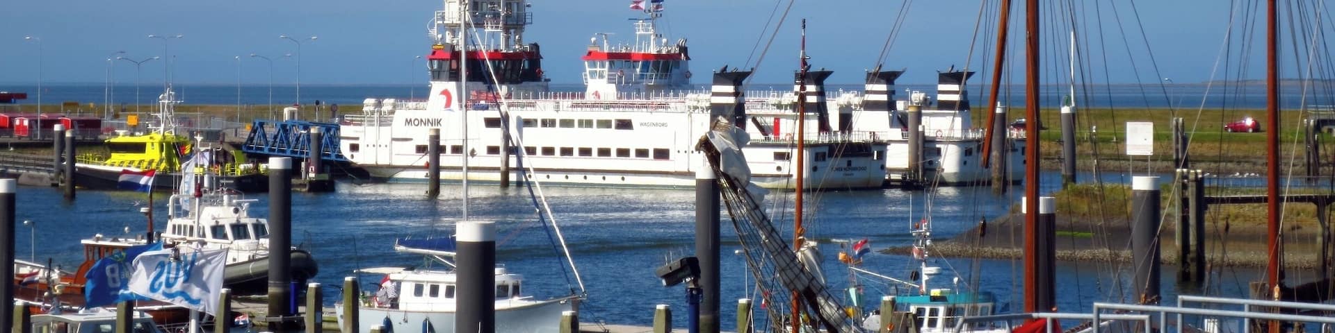 De Monnik en de Rottum, Passagiersschepen naar Schiermonnikoog in de haven van Lauwersoog.