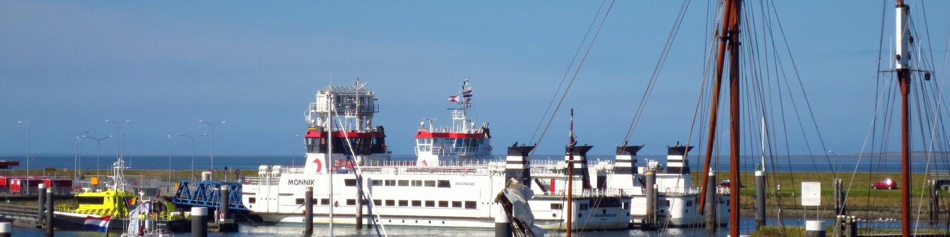 De Monnik en de Rottum, Passagiersschepen naar Schiermonnikoog in de haven van Lauwersoog.