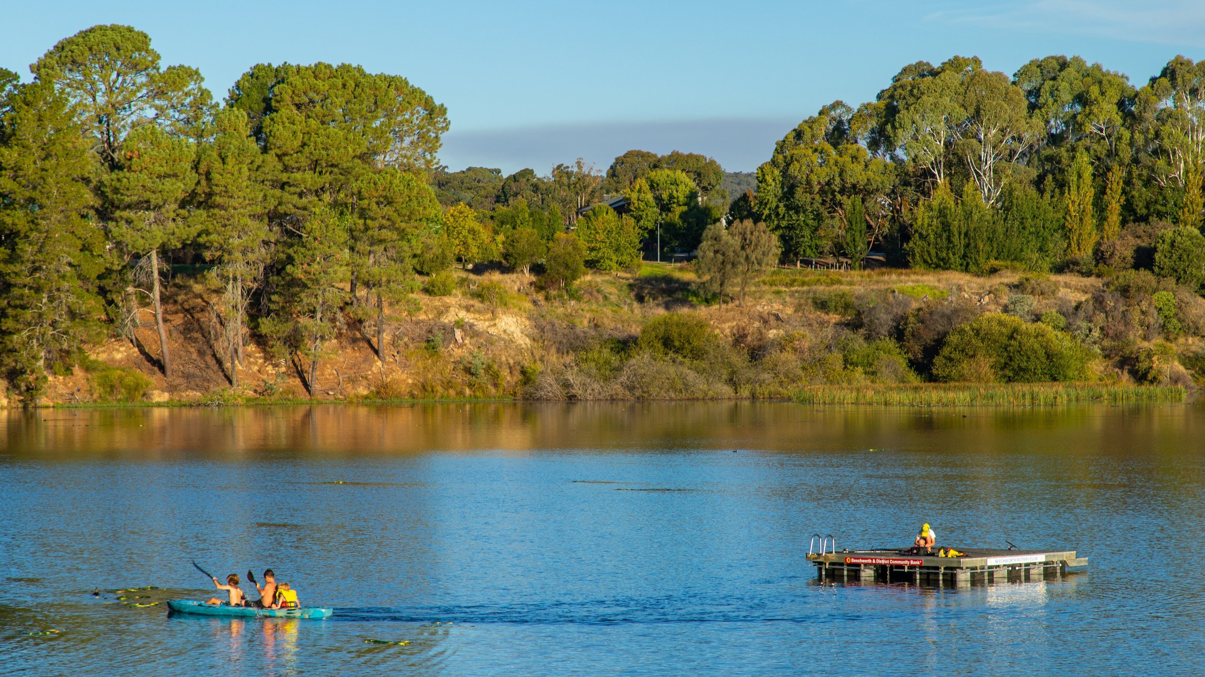 Beechworth showing a lake or waterhole and kayaking or canoeing
