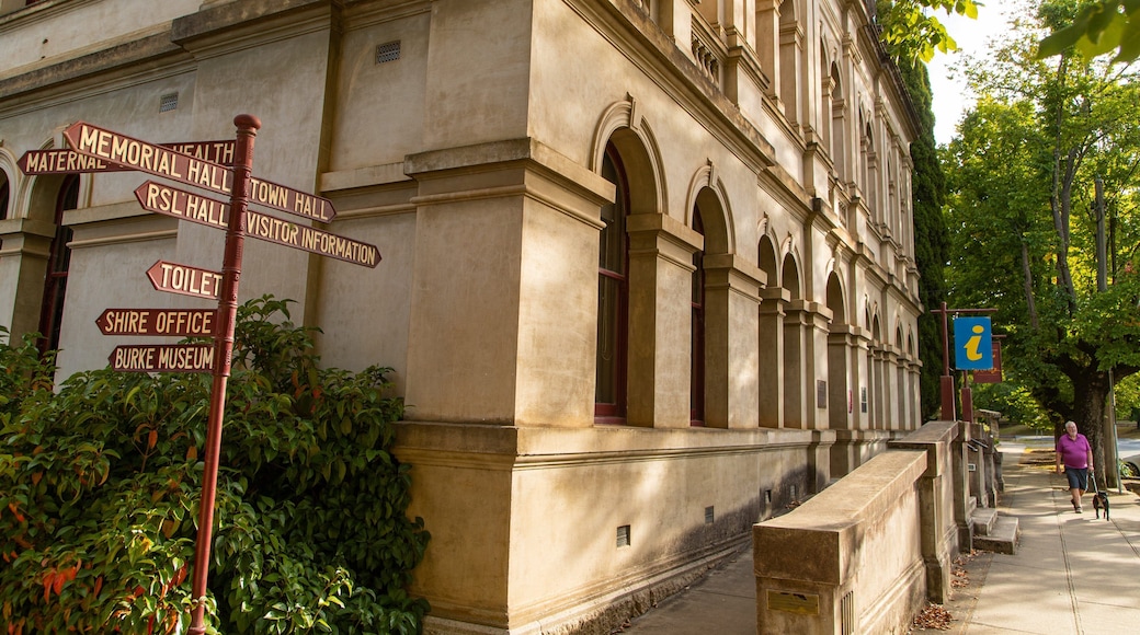 Beechworth Visitor Information Centre featuring signage and heritage elements