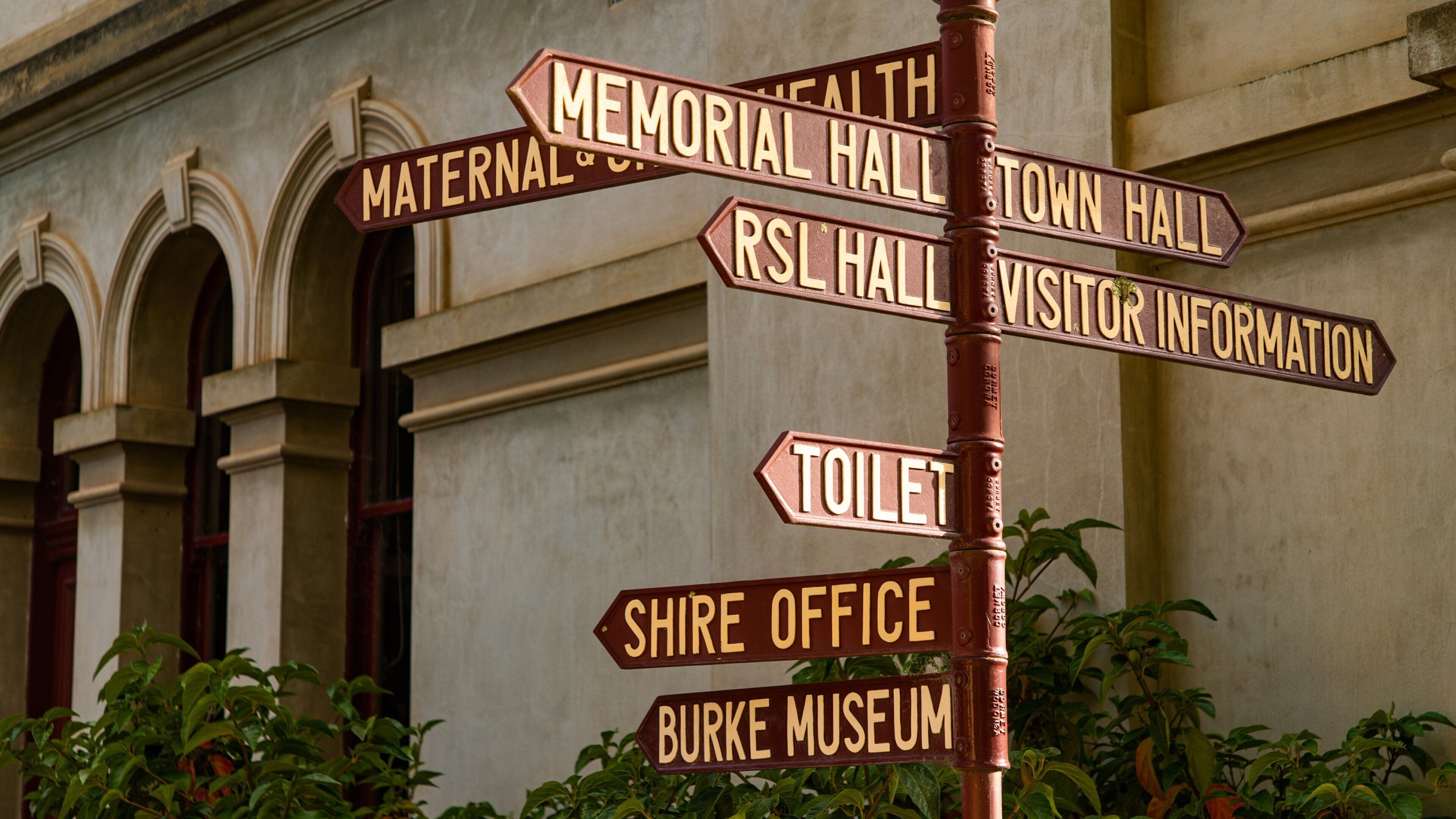 Beechworth Visitor Information Centre showing signage