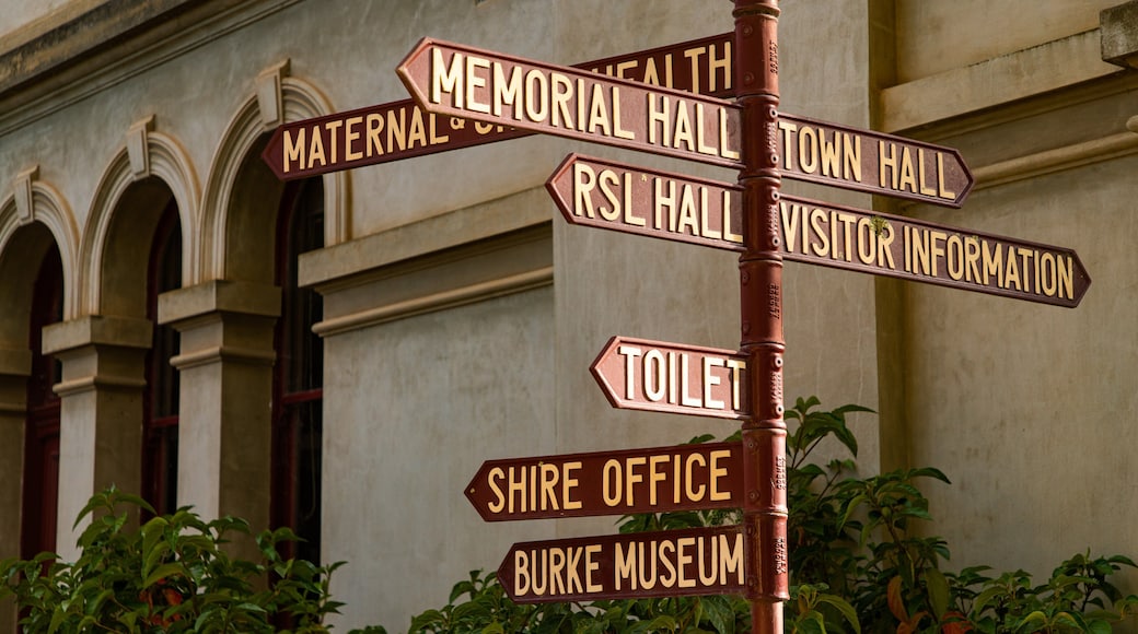 Beechworth Visitor Information Centre showing signage