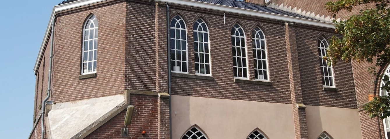 Bethelkerk
De Bethelkerk is met 1.052 zitplaatsen lange tijd het grootste kerkgebouw op Urk geweest. Het kerkgebouw is in gebruik door de plaatselijke Gereformeerde Kerk. De naam van de kerk verwijst naar de Bijbelse plaats Bethel.
#architecture