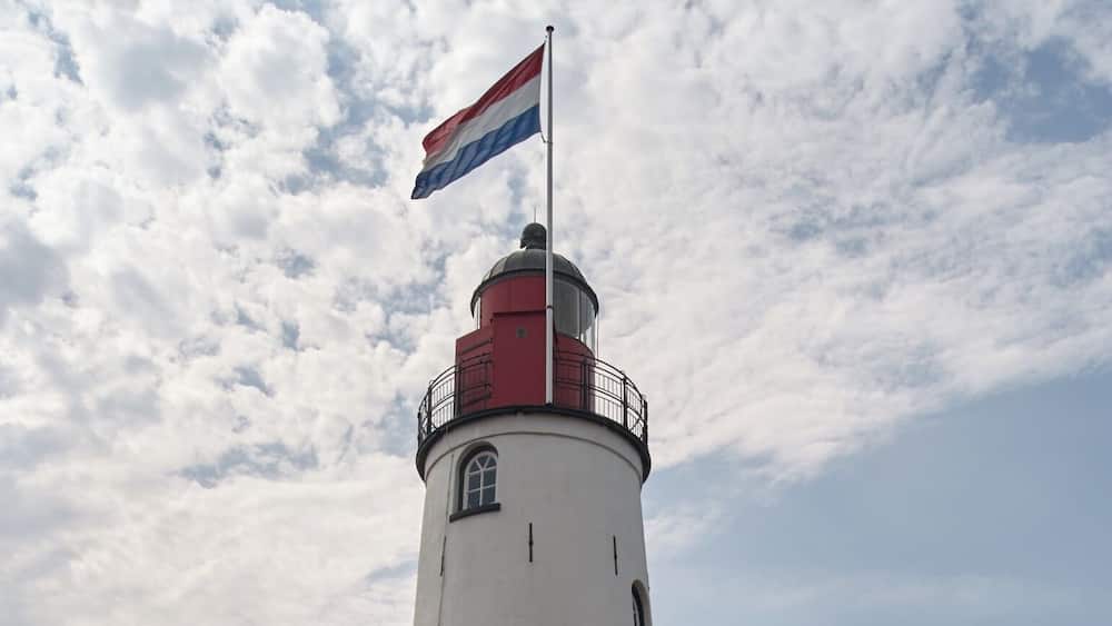 Vuurtoren Urk.
De vuurtoren van Urk is een vuurtoren van 18,5 meter hoog die staat op Urk. De huidige vuurtoren werd in 1844 gebouwd en werkt sinds enkele jaren volledig automatisch. Al vanaf 1617 brandde er op Urk een vuur.
#architecture