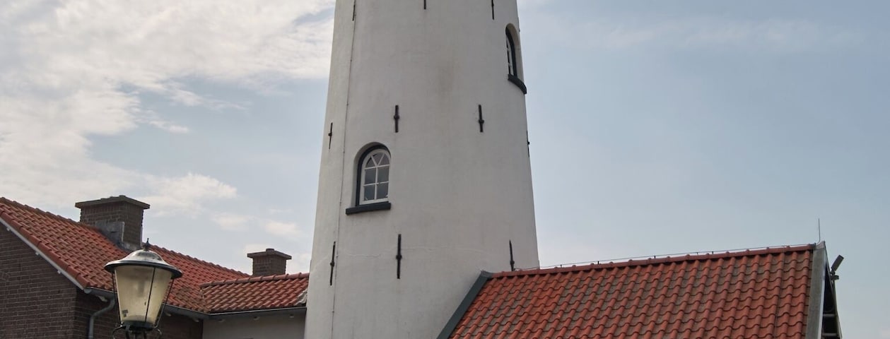 Vuurtoren Urk.
De vuurtoren van Urk is een vuurtoren van 18,5 meter hoog die staat op Urk. De huidige vuurtoren werd in 1844 gebouwd en werkt sinds enkele jaren volledig automatisch. Al vanaf 1617 brandde er op Urk een vuur.
#architecture