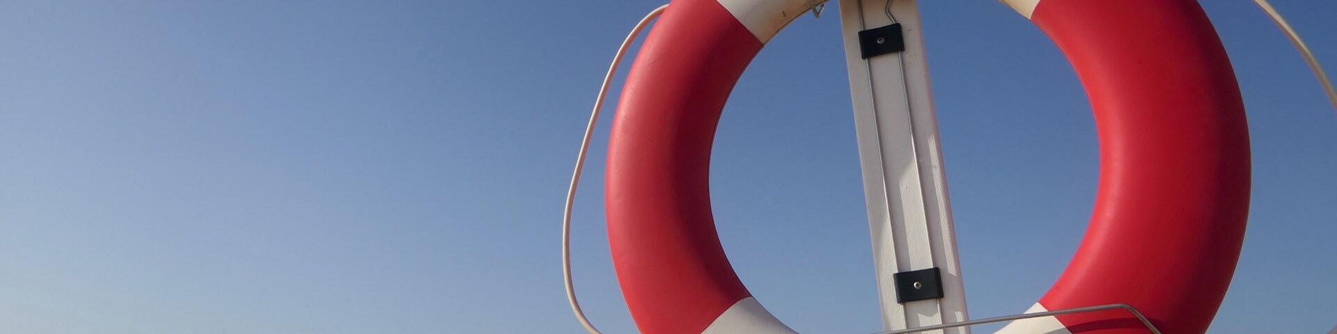 Un flotador con texto en un idioma extranjero en la playa.