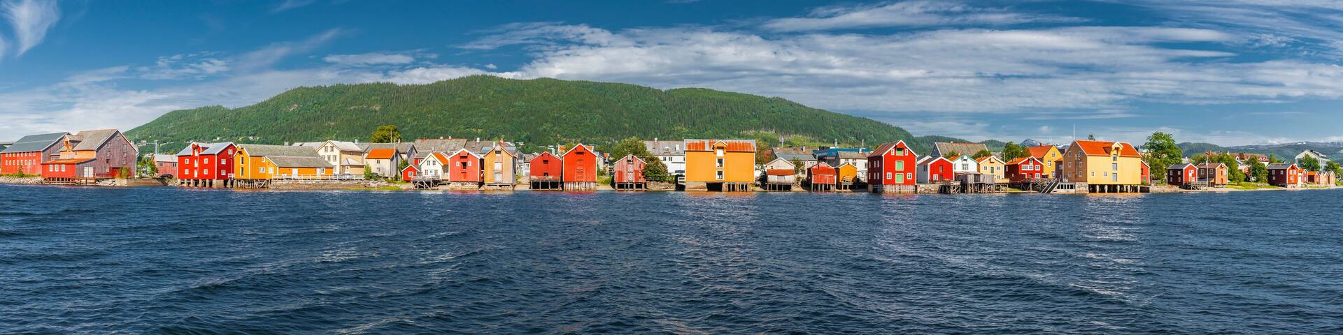 Alte Häuser in Sjøgata in Mosjøen, Nordnorwegen
